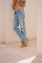 Load image into Gallery viewer, STRAIGHT FIT DISTRESSED JEAN